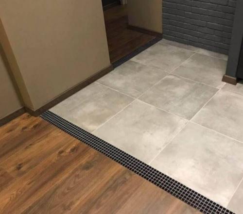 Квартира без прихожей дизайн. Отделка стен прихожей 06