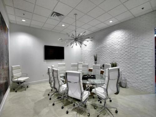 Белая кирпичная стена в интерьере гостиной 02 Белая кирпичная стена в интерьере гостиной 02