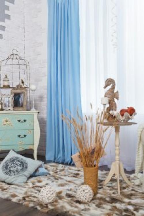 Сочетание голубого и коричневого в интерьере. Гостиная комната