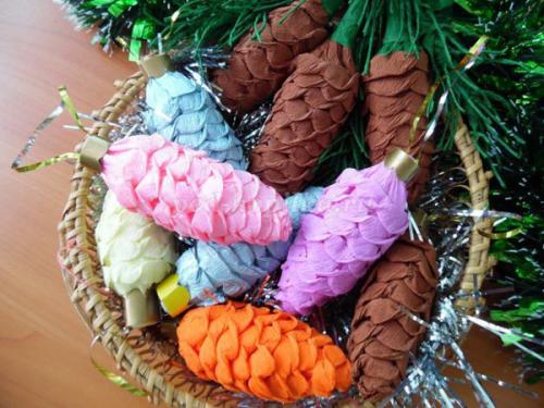 Новогодние игрушки своими руками 2019. Елочная игрушка-самоделка из гофрированной бумаги