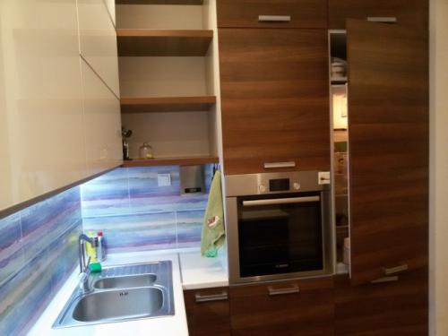 Кухня гостиная 40 метров в частном доме. Дизайн современной кухни-гостиной 40 кв м с фасадами из стекла и пеналами с техникой