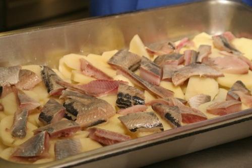 Как чистят селедку в норвегии. Селедка в Норвегии. 10 км в длину