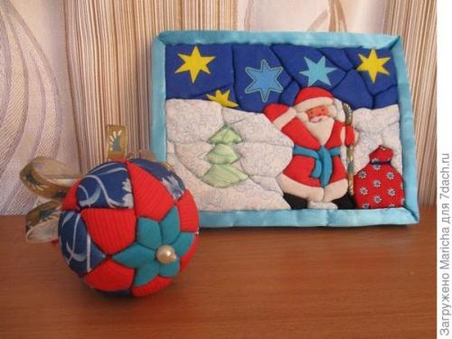 Новогодние игрушки из лоскутков. Новогоднее панно и елочный шар в технике пэчворк без иголки