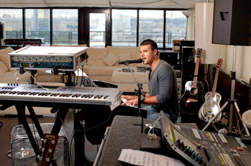 Эмин Агаларов где живет в москве. Эмин Агаларов удивил роскошью дома со стеклянными стенами, выстроенного на берегу моря