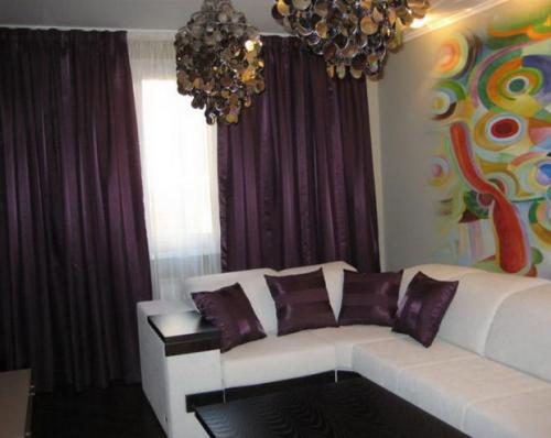 Диван и шторы из одной ткани. Декоративные подушки, которые выглядят плохо и скучно