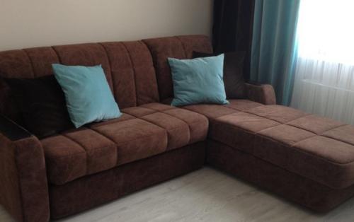 Диван и шторы из одной ткани. Декоративные подушки, которые выглядят плохо и скучно