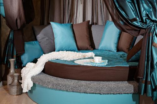 Диван и шторы из одной ткани. Декоративные подушки, которые выглядят плохо и скучно