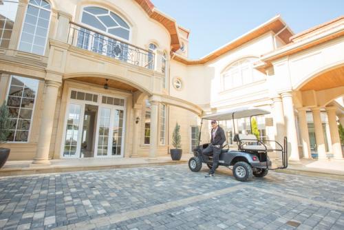 Эмин Агаларов где живет в москве. Эмин Агаларов удивил роскошью дома со стеклянными стенами, выстроенного на берегу моря