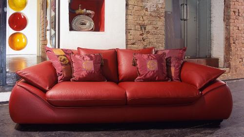 Диван и шторы из одной ткани. Декоративные подушки, которые выглядят плохо и скучно