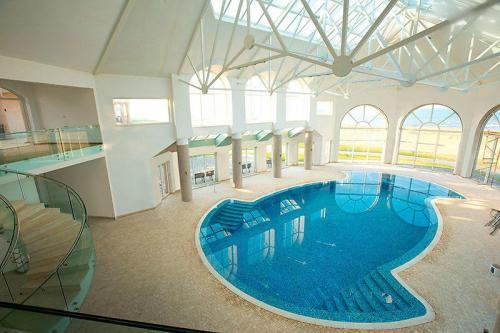 Эмин Агаларов где живет в москве. Эмин Агаларов удивил роскошью дома со стеклянными стенами, выстроенного на берегу моря