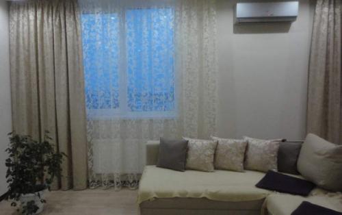 Диван и шторы из одной ткани. Декоративные подушки, которые выглядят плохо и скучно