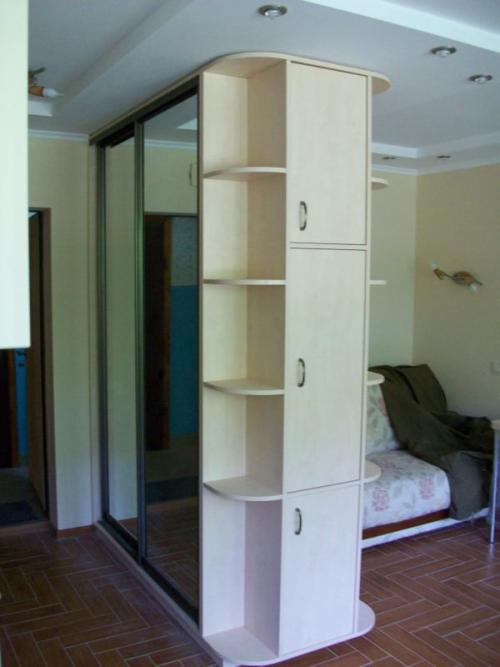 Шкаф купе в зале хрущевки. Виды шкафов-купе