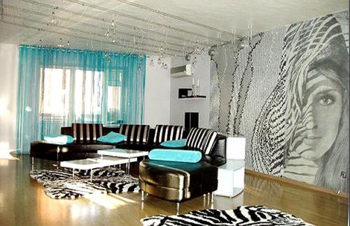 Диван и шторы из одной ткани. Декоративные подушки, которые выглядят плохо и скучно