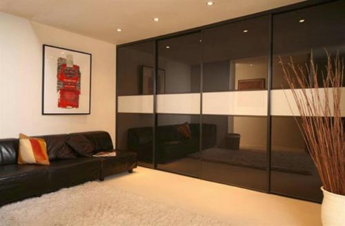 Шкаф купе в зале хрущевки. Виды шкафов-купе