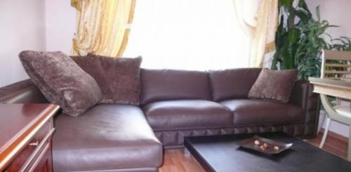 Диван и шторы из одной ткани. Декоративные подушки, которые выглядят плохо и скучно