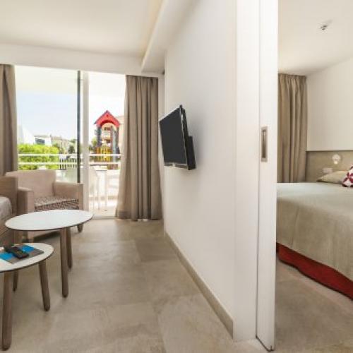 Дизайн однокомнатной квартиры для семьи из 4 человек. Из одной комнаты – две