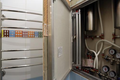 Скрытый люк в ванной. Как открыть люк-невидимку?