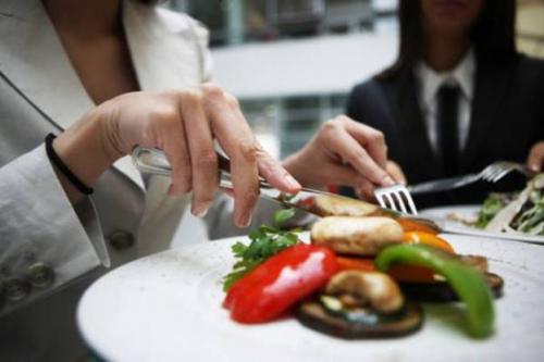 Правила этикета за столом для девушек. 15 правил этикета за столом, которые должен знать каждый