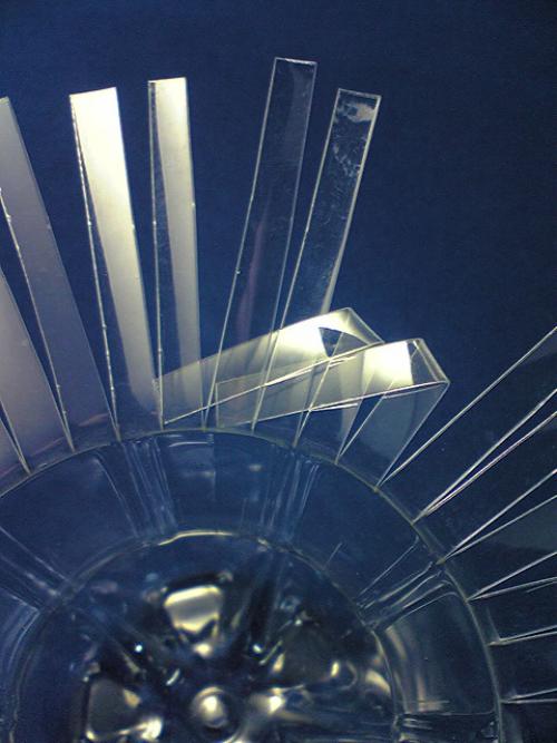 Как сделать вазу из пластиковой бутылки для цветов. Вазы из пластиковых бутылок 07