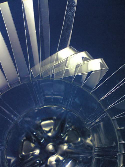 Как сделать вазу из пластиковой бутылки для цветов. Вазы из пластиковых бутылок 08