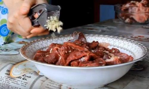 Мясо в духовке с овощами. Мясо говядины с овощами сочное и мягкое, приготовленное в фольге