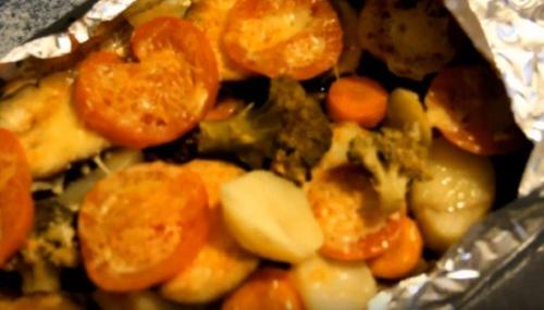 Мясо в духовке с овощами. Мясо говядины с овощами сочное и мягкое, приготовленное в фольге