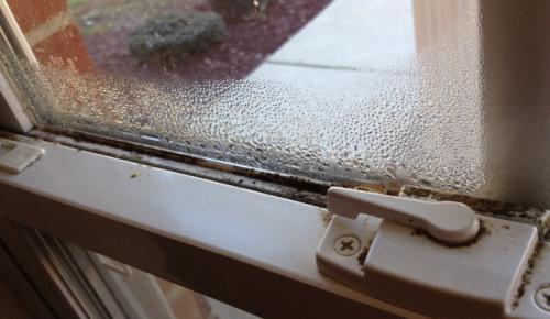 Почему пластиковые окна потеют сильно. Почему потеют окна – причины и их устранение