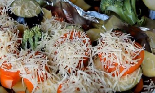 Мясо в духовке с овощами. Мясо говядины с овощами сочное и мягкое, приготовленное в фольге