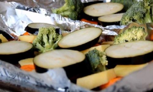 Мясо в духовке с овощами. Мясо говядины с овощами сочное и мягкое, приготовленное в фольге