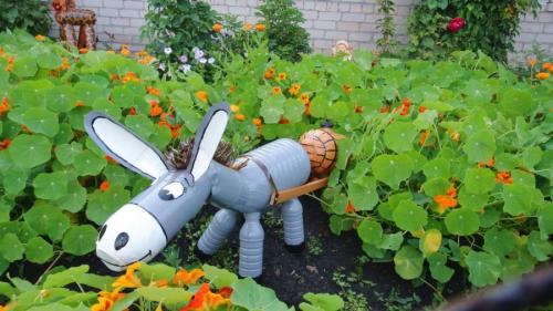 Клумба из бутылок пластиковых. Что хорошего в пластиковых бутылках