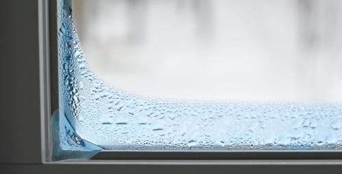 Почему потеют пластиковые окна изнутри. Почему потеют окна – причины и их устранение