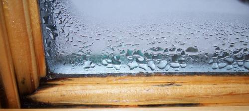 Почему потеют пластиковые окна изнутри. Почему потеют окна – причины и их устранение