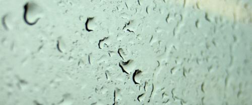 Почему потеют пластиковые окна изнутри. Почему потеют окна – причины и их устранение