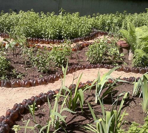 Подвесная клумба из пластиковых бутылок. Форма клумб и бордюров из пластиковых бутылок