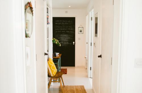 Как обустроить маленький коридор в квартире. Особенности и сложности дизайна маленького коридора