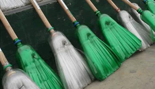 Как сделать метлу из пластиковых бутылок пошагово. Как изготовить прочную бюджетную метлу на каждый день из обычных пластиковых бутылок