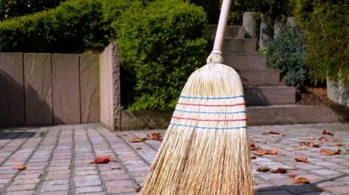 Как сделать метлу из пластиковых бутылок. Как изготовить метлу своими руками?