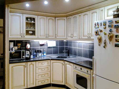 Кухни угловые с окном. Угловые кухни для маленьких помещений