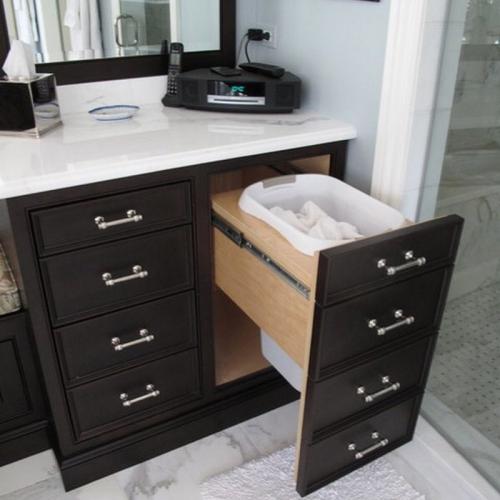 Как спрятать корзину для белья в ванной 02