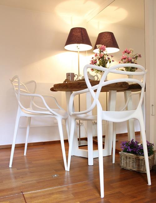 Очень маленькое помещение для проживания с мебелью — трансформерами 03