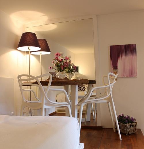 Очень маленькое помещение для проживания с мебелью — трансформерами 01