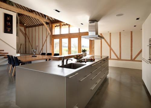 Просторная кухня с выходом на террасу 04