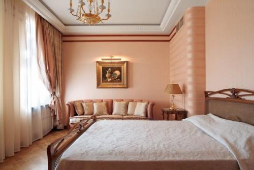 Комбинированные обои в маленькой спальне. Комбинированные обои для спальни: модные тенденции