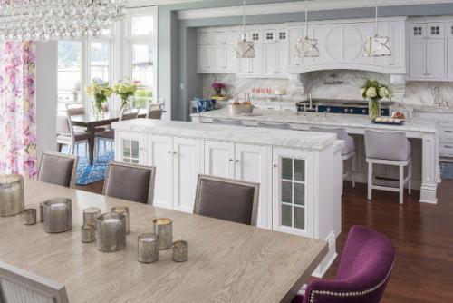 Просторная кухня с островом в частном доме 03