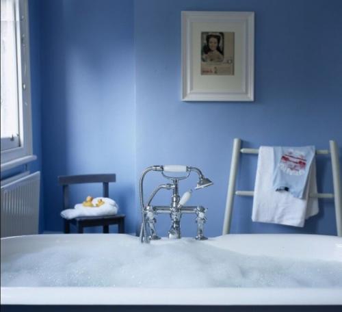 Чем покрасить ванную комнату. Особенности покраски стен в ванной 10