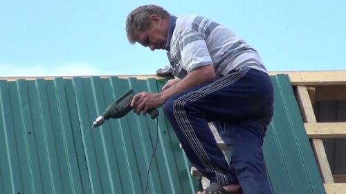 Как покрыть крышу профнастилом одному. Как покрыть крышу профнастилом в одиночку