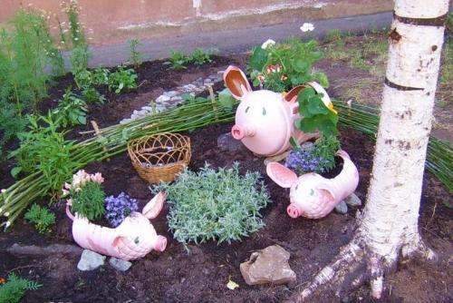 Клумбы из 5 литровых пластиковых бутылок. Клумба из бутылок: 130 фото примеров оформления участка при помощи пластиковой и стеклянной тары