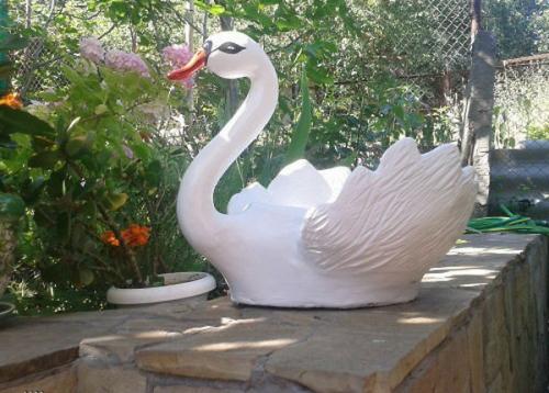 Лебеди из пластиковых бутылок – клумба для сада. Белый лебедь из пластиковой бутылки
