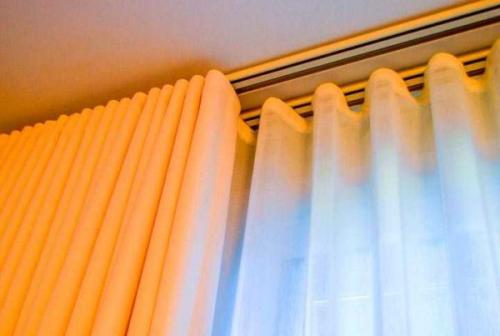 Установка потолочного карниза на стену. Монтаж потолочного карниза к бетонному перекрытию