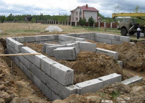 Фундамент из фбс для одноэтажного дома. Особенности блоков